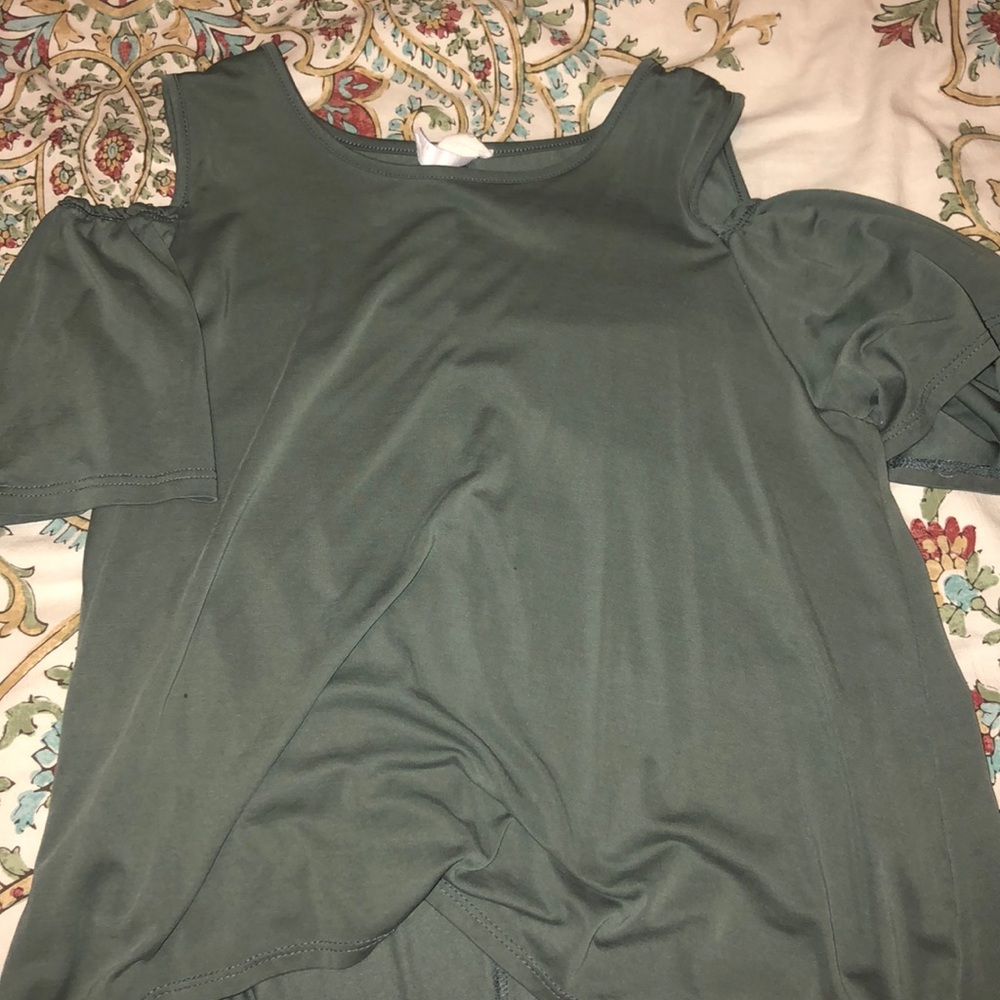 T shirt off the shoulder